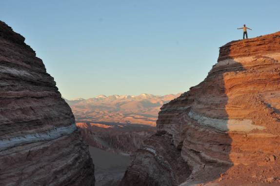 Observando as diversas camadas geológicas à mostra em paredes do Vale da Morte, no Deserto do Atacama - norte do Chile